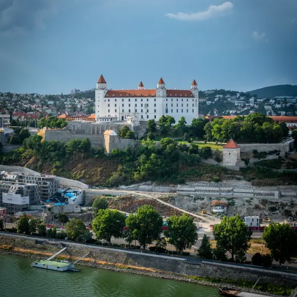 גלה את ברטיסלבה – הפנינה הנסתרת של הדנובה!