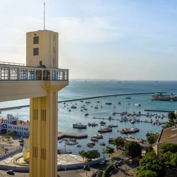 גלה את הקסם הצבעוני של סלבדור: חופים, מוזיקה וחיים תוססים